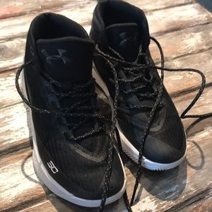 7 Youth Under Armour Steph Curry basketball shoes